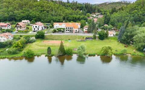 Zupanovice 100: Meubilair, Buitenmeubels, Stoel, Tuin, Backyard, Schaduw, Werf, Landscaping, Eco Hotel, Buitentafel