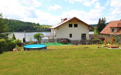 Zupanovice 100: Wolk, Lucht, Gebouw, Water, Fabriek, Schaduw, Zwembad, Huis, Boom, Land Lot