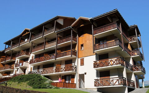 Les Hauts de Saint Gervais: Lucht, Gebouw, Eigendom, Fabriek, Stedelijk Ontwerp, Condominium, Woongebied, Facade, Onroerend Goed, Blok Van De Toren