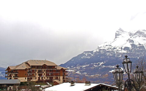 Les Hauts de Saint Gervais: Lucht, Wolk, Berg, Sneeuw, Hoogland, Gebouw, Venster, Helling, Atmosferisch Fenomeen, Huis
