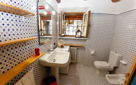 Le Piane: Spiegel, Wastafel, Kraan, Eigendom, Loodgieterswerkinrichting, Wastafel In De Badkamer, Badkamer, Gebouw, Interieur Ontwerp, Muur