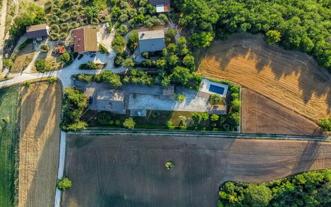 Sunrise Hill Holiday Home: Fabriek, Gebouw, Groen, Natuurlijk Landschap, Land Lot, Stedelijk Ontwerp, Vegetation, Helling, Huis, Gras