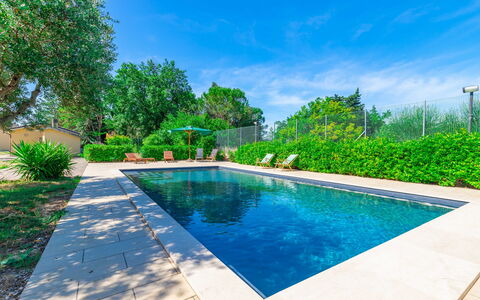 Sunrise Hill Holiday Home: Water, Fabriek, Lucht, Eigendom, Zwembad, Azure, Boom, Wolk, Condominium, Vrije Tijd