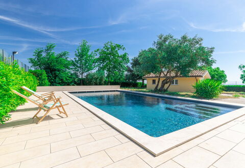 Sunrise Hill Holiday Home: Water, Fabriek, Wolk, Lucht, Eigendom, Zwembad, Groen, Azure, Boom, Rechthoek