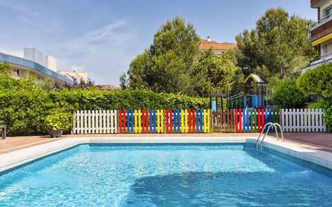 Cosy Lloret: Water, Fabriek, Lucht, Zwembad, Gebouw, Boom, Azure, Schaduw, Zwemwater, Huis