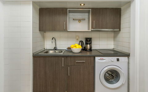 Cosy Lloret: Wasmachine, Major Appliance, Keuken, Countertop, Loodgieterswerkinrichting, Interieur Ontwerp, Cabinetry, Toestel Van De Keuken, Flooring, Wastafel
