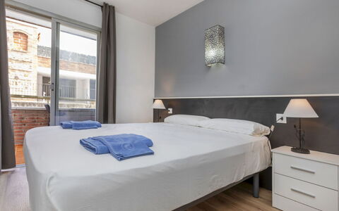 Cosy Lloret: Meubilair, Interieur Ontwerp, Verdieping, Bed, Kamer, Slaapkamer, Laken, Bedding, Plafond, Bed Frame