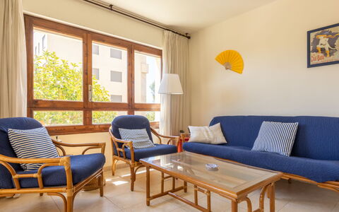 Antina Mar: Meubilair, Tafel, Eigendom, Bankstel, Fotolijst, Blauw, Gebouw, Azure, Hout, Comfort