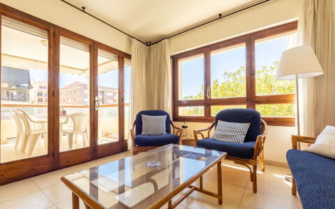 Antina Mar: Tafel, Meubilair, Venster, Azure, Hout, Comfort, Gebouw, Bankstel, Lamp, Interieur Ontwerp
