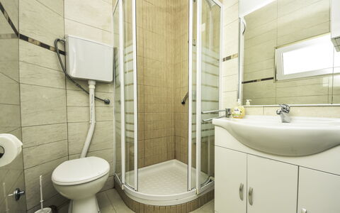 Maslenica 123: Loodgieterswerkinrichting, Wc Bril, Eigendom, Spiegel, Toilet, Kraan, Badkamer, Purper, Gebouw