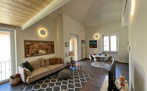 Sui Tetti Di Lucca: Bankstel, Fotolijst, Meubilair, Tafel, Hout, Gebouw, Woonkamer, Interieur Ontwerp, Slaapbank, Hal