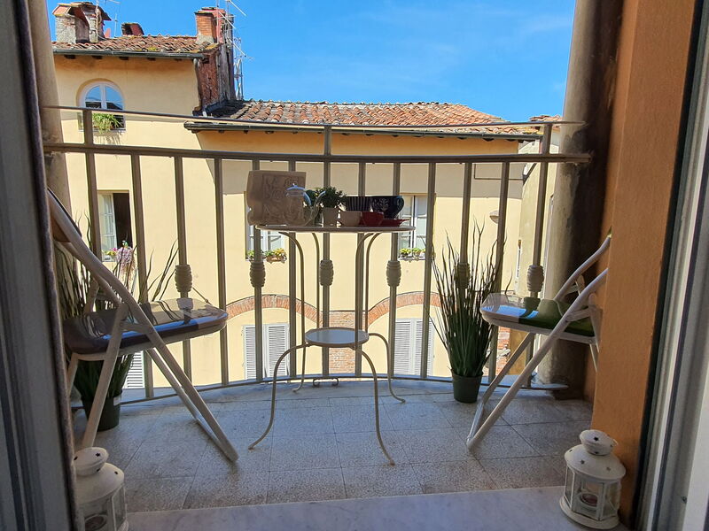 Sui Tetti Di Lucca