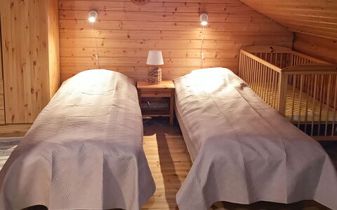 Purnutar B: Bed, Meubilair, Slaapkamer, Interieur Ontwerp, Bedding, Laken, Flooring, Hout, Verdieping, Kamer
