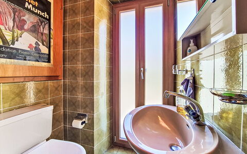 Tilleul: Loodgieterswerkinrichting, Flooring, Interieur Ontwerp, Muur, Verdieping, Badkamer, Hout, Wastafel In De Badkamer, Kraan, Loodgieter