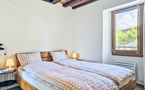 Tilleul: Bed, Slaapkamer, Interieur Ontwerp, Bedding, Laken, Muur, Hout, Flooring, Verdieping, Plafond