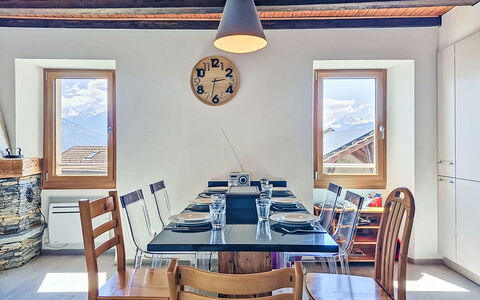 Tilleul: Meubilair, Hout, Interieur Ontwerp, Tafel, Stoel, Flooring, Plafond, Keuken En Eettafel, Eetkamer, Verdieping