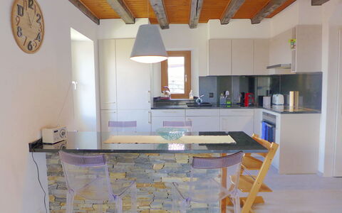 Tilleul: Cabinetry, Meubilair, Gebouw, Countertop, Tafel, Eigendom, Stoel, Keuken, Hout, Interieur Ontwerp