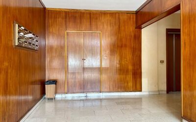 Novoli Suite Apartment: Eigendom, Hout, Verlichting, Hal, Deur, Interieur Ontwerp, Flooring, Verdieping, Beits