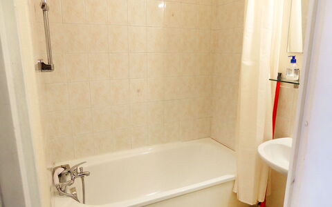 Les Contamines 500: Badkamer, Eigendom, Kamer, Muur, Verdieping, Bad, Loodgieterswerkinrichting, Tegel, Architectuur, Badkamer Accessoire