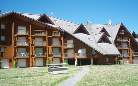 Les Contamines 500: Lucht, Gebouw, Venster, Hout, Huis, Fabriek, Stedelijk Ontwerp, Condominium, Gras, Woongebied