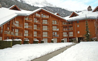 Les Contamines 500: Lucht, Sneeuw, Gebouw, Wolk, Dag, Eigendom, Berg, Venster, Natuur, Huis