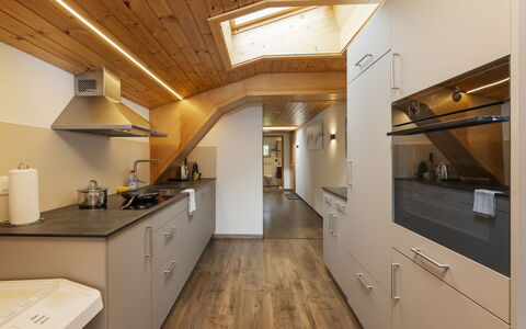 Brienz Sunset: Keuken, Countertop, Interieur Ontwerp, Flooring, Toestel Van De Keuken, Hout, Plafond, Verdieping, Major Appliance, Cabinetry