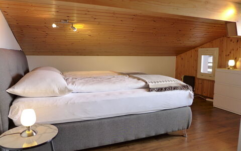 Brienz Sunset: Eigendom, Meubilair, Comfort, Licht, Gebouw, Bed Frame, Hout, Verlichting, Lamp, Verdieping