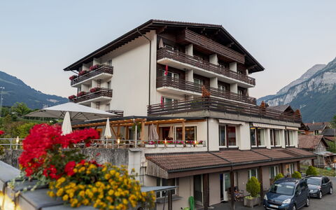 Brienz Sunset: Architectuur, Bergketen, Balkon, Bergdorp, Hotel, Alpen, Villa