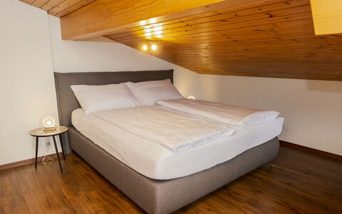 Brienz Sunset: Bed, Interieur Ontwerp, Slaapkamer, Laken, Verdieping, Plafond, Bedding, Kamer, Flooring, Bed Frame
