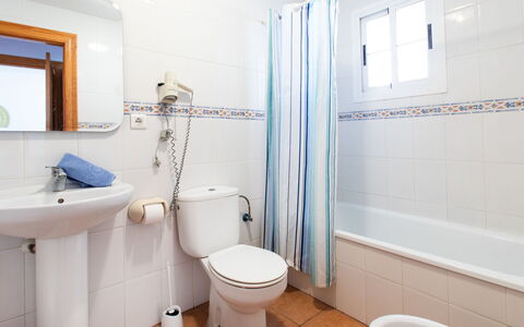 Ladera del Mar: Loodgieterswerkinrichting, Spiegel, Eigendom, Wastafel, Wc Bril, Toilet, Kraan, Blauw, Purper, Badkamer