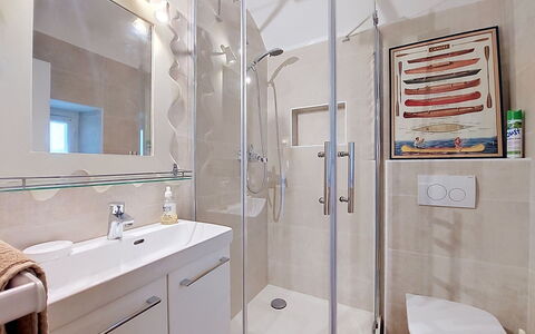 La Chaumière: Badkamer, Loodgieterswerkinrichting, Interieur Ontwerp, Flooring, Spiegel, Verdieping, Wastafel, Wastafel In De Badkamer, Kraan, Toilet