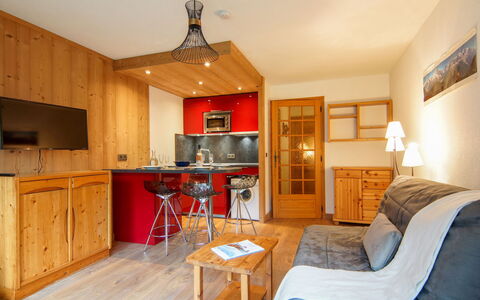 Chamonix 10: Meubilair, Eigendom, Cabinetry, Hout, Tafel, Countertop, Oranje, Verlichting, Interieur Ontwerp, Woonkamer