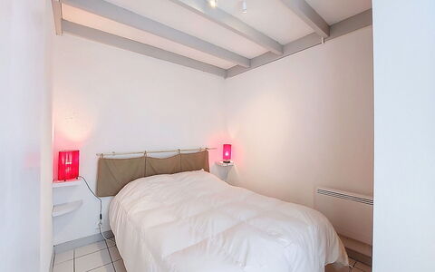Les Mathes 500: Bed, Slaapkamer, Meubilair, Interieur Ontwerp, Verdieping, Plafond, Flooring, Laken, Kamer, Bedding