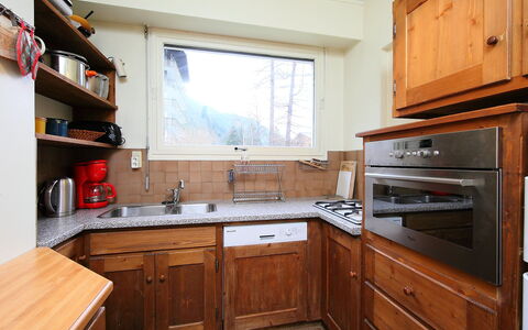 Chamonix 100: Countertop, Cabinetry, Gootsteen, Eigendom, Meubilair, Gebouw, Wastafel, Keuken, Kraan, Hout