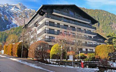 Chamonix 100: Lucht, Wolk, Gebouw, Berg, Eigendom, Sneeuw, Venster, Fabriek, Boom, Helling