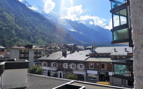 Chamonix 145: Wolk, Lucht, Berg, Dag, Eigendom, Gebouw, Venster, Licht, Infrastructuur, Architectuur