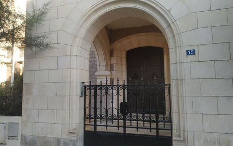 Roche Ronde: Eigendom, Gebouw, Metselwerk, Boom, Deur, Huis, Facade, Onroerend Goed, Home Deur