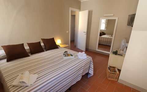 Loft Lucca: Eigendom, Meubilair, Gebouw, Comfort, Hout, Interieur Ontwerp, Verdieping, Flooring, Hoofdkussen