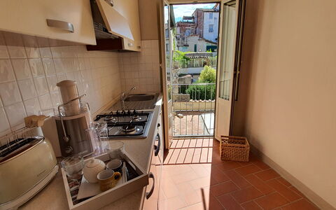 Loft Lucca: Eigendom, Gebouw, Toestel Van De Keuken, Interieur Ontwerp, Keuken, Countertop, Verdieping, Flooring, Fabriek, Fornuis