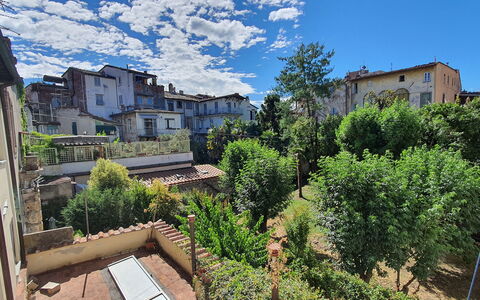 Loft Lucca: Wolk, Lucht, Gebouw, Fabriek, Venster, Architectuur, Vegetation, Boom, Stedelijk Ontwerp, Huis