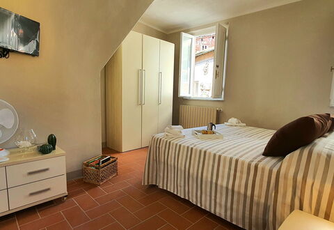 Loft Lucca: Meubilair, Eigendom, Cabinetry, Venster, Comfort, Hout, Interieur Ontwerp, Lade, Bed Frame, Gebouw