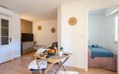 Résidence Villa Toscane: Eigendom, Deur, Hout, Tafel, Verlichting, Interieur Ontwerp, Verf, Verdieping, Huis
