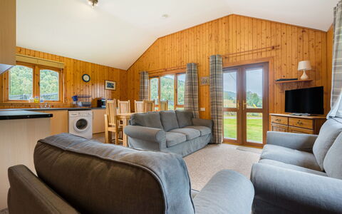 Balnain 3 Bed: Eigendom, Meubilair, Fotolijst, Comfort, Hout, Interieur Ontwerp, Lamp, Gebouw, Woonkamer, Verdieping