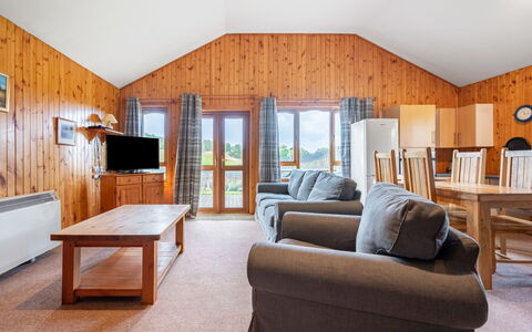 Loch Meilke 2 Bed: Meubilair, Gebouw, Comfort, Venster, Bankstel, Hout, Interieur Ontwerp, Lamp, Flooring, Schaduw