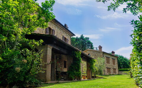 Villa Sant'anna: Fabriek, Lucht, Gebouw, Wolk, Venster, Groen, Boom, Natuurlijk Landschap, Gras, Verblijf