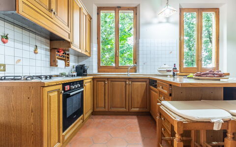 Villa Rosso Corbezzolo: Cabinetry, Gootsteen, Countertop, Venster, Wastafel, Keuken, Hout, Interieur Ontwerp, Verlichting, Kraan