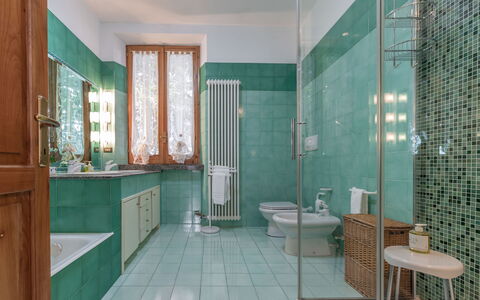 Villa Rosso Corbezzolo: Eigendom, Wastafel, Loodgieterswerkinrichting, Azure, Gebouw, Spiegel, Cabinetry, Badkamer, Purper, Interieur Ontwerp