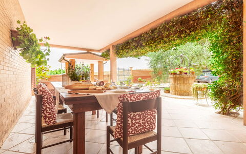 Villa Rosso Corbezzolo: Tafel, Fabriek, Eigendom, Meubilair, Stoel, Bloempot, Gebouw, Hout, Buitentafel, Buitenmeubels