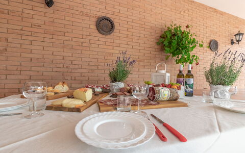 Villa Rosso Corbezzolo: Tafel, Tableware, Fabriek, Voedsel, Bloempot, Dishware, Kamerplant, Bord, Tafelkleed, Textiel