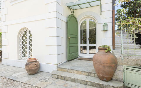 La Villetta: Gebouw, Eigendom, Venster, Fabriek, Vat, Bloempot, Metselwerk, Deur, Steen, Hout